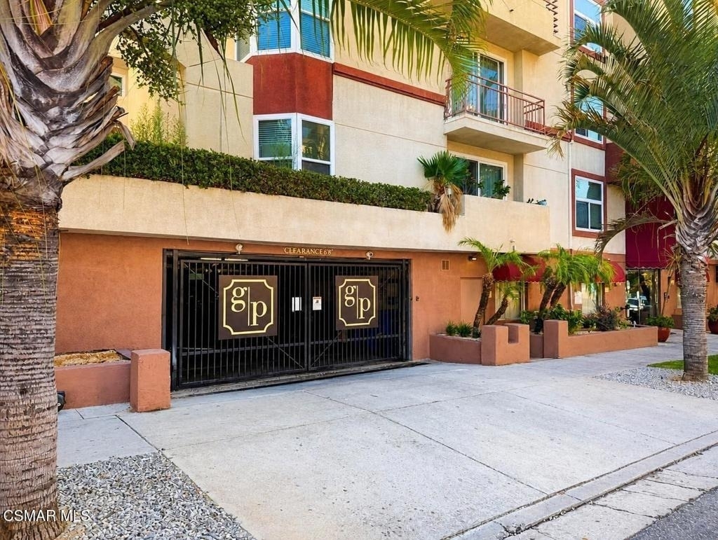 620 Gramercy Place - Photo 1