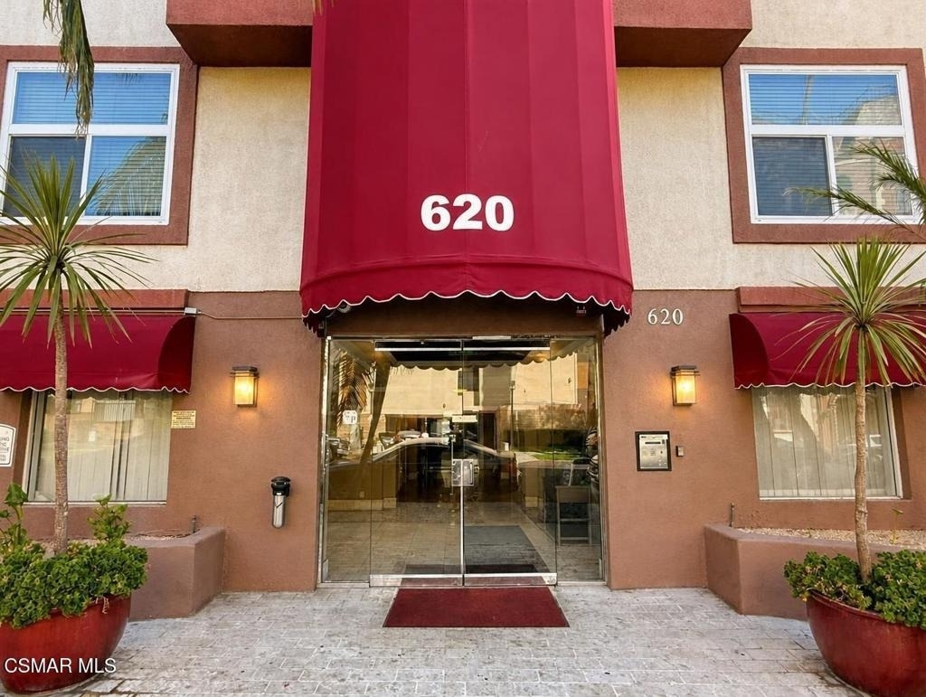 620 Gramercy Place - Photo 0