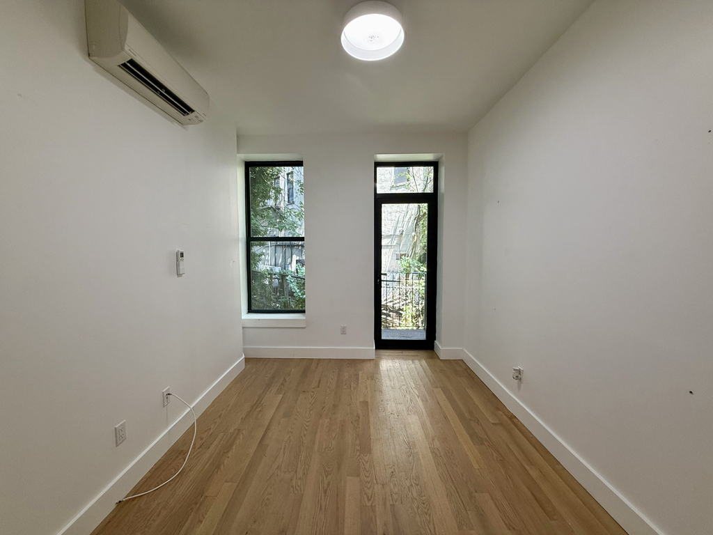 1027 Putnam Avenue - Photo 2