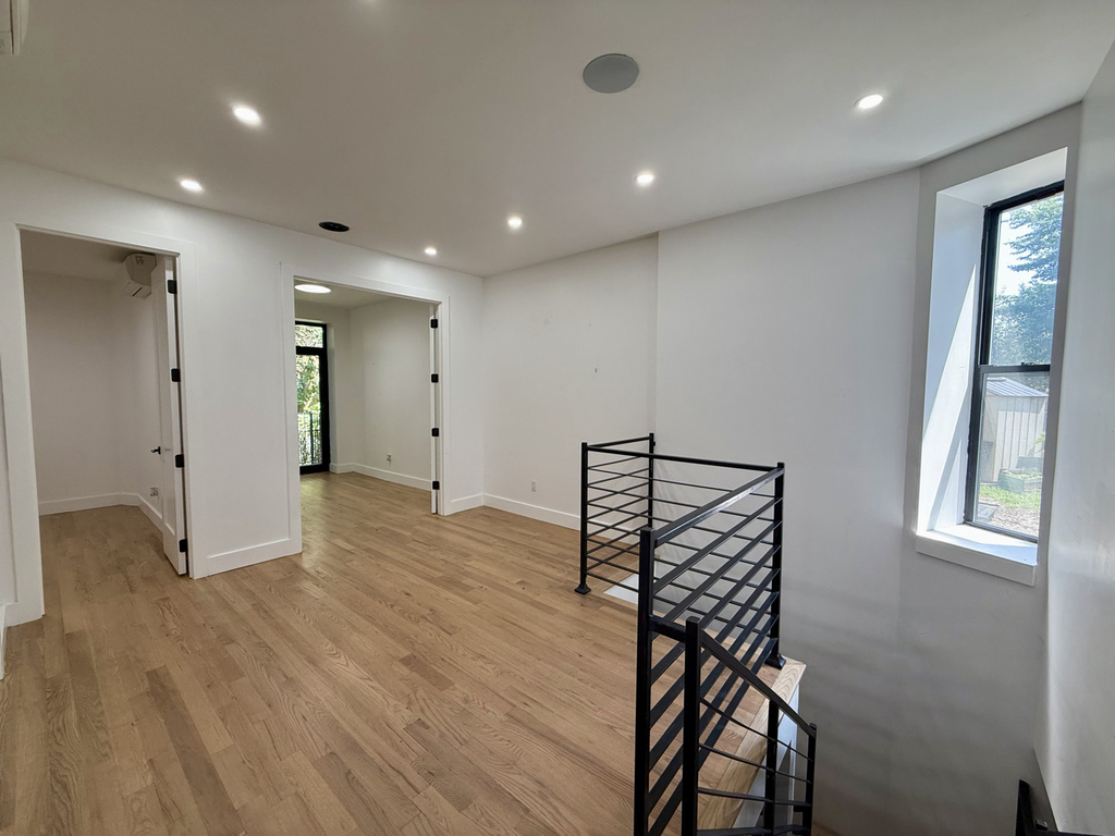 1027 Putnam Avenue - Photo 5