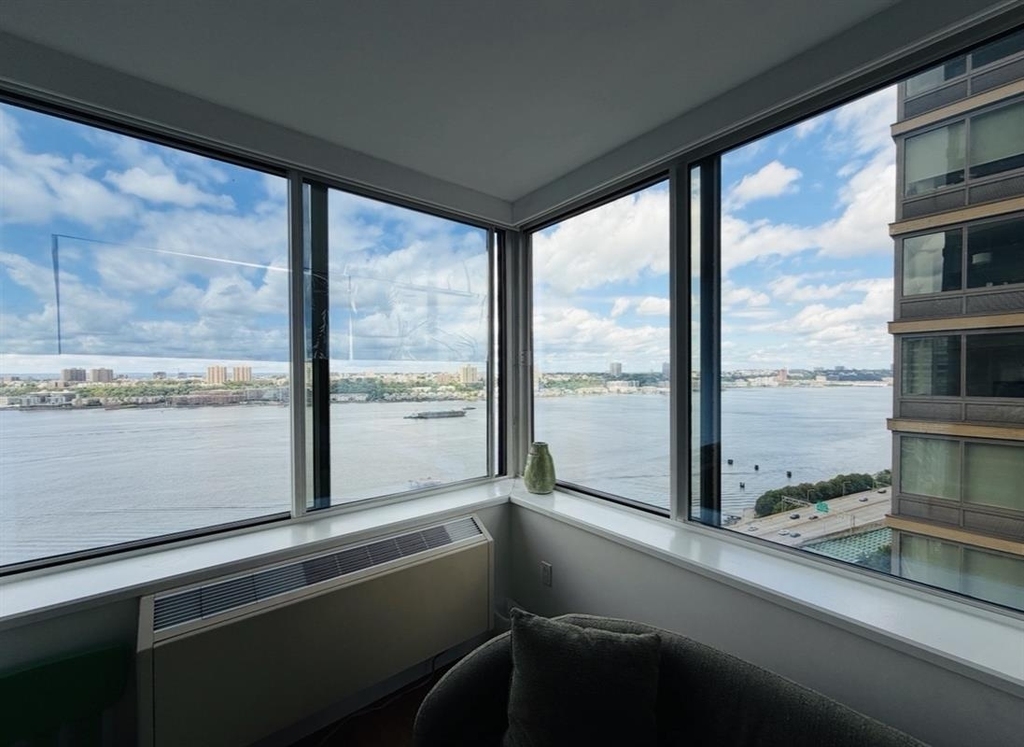Riverside Boulevard - Photo 7