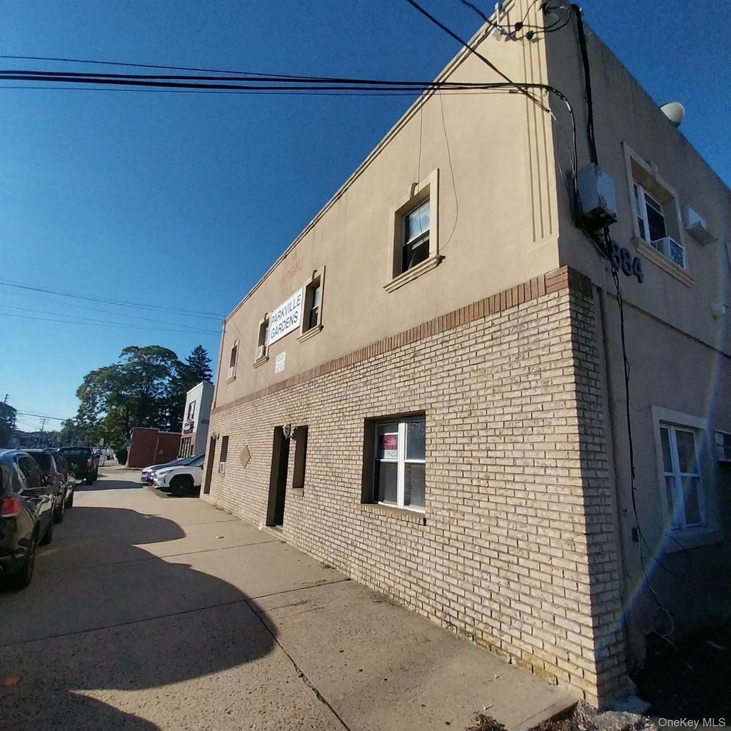 884 Nassau - Photo 1