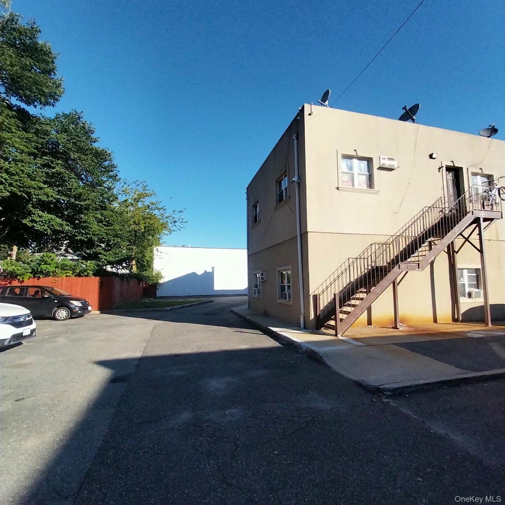 884 Nassau - Photo 2