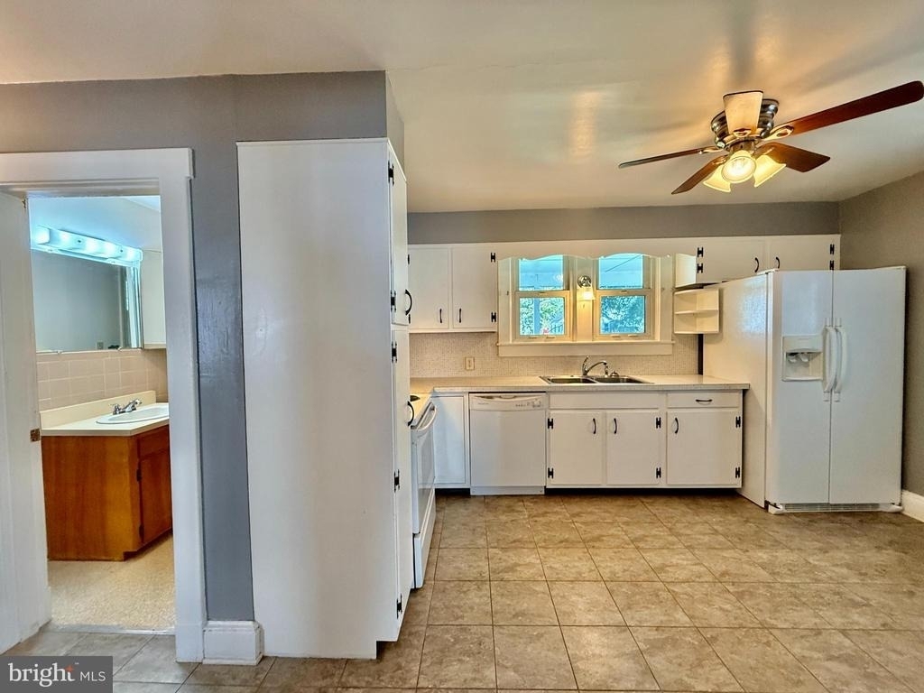225 E 2nd Avenue - Photo 6