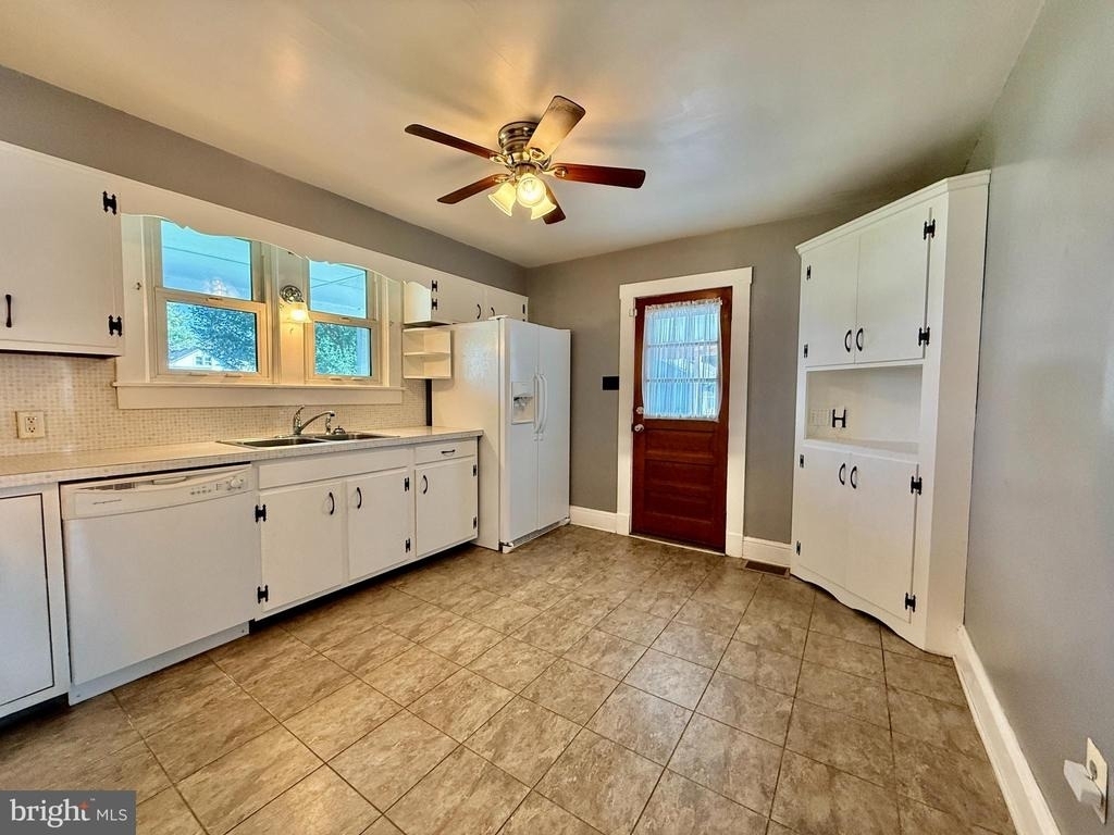 225 E 2nd Avenue - Photo 9
