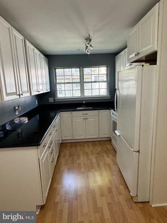 12103 Greenwood Court - Photo 2