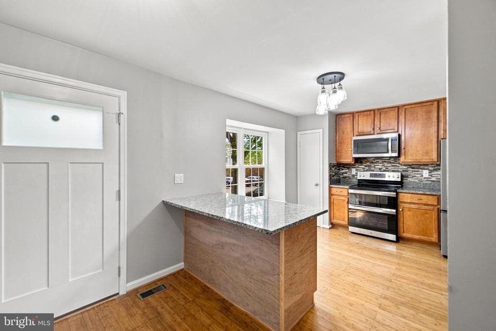8346 Stationhouse Court - Photo 3