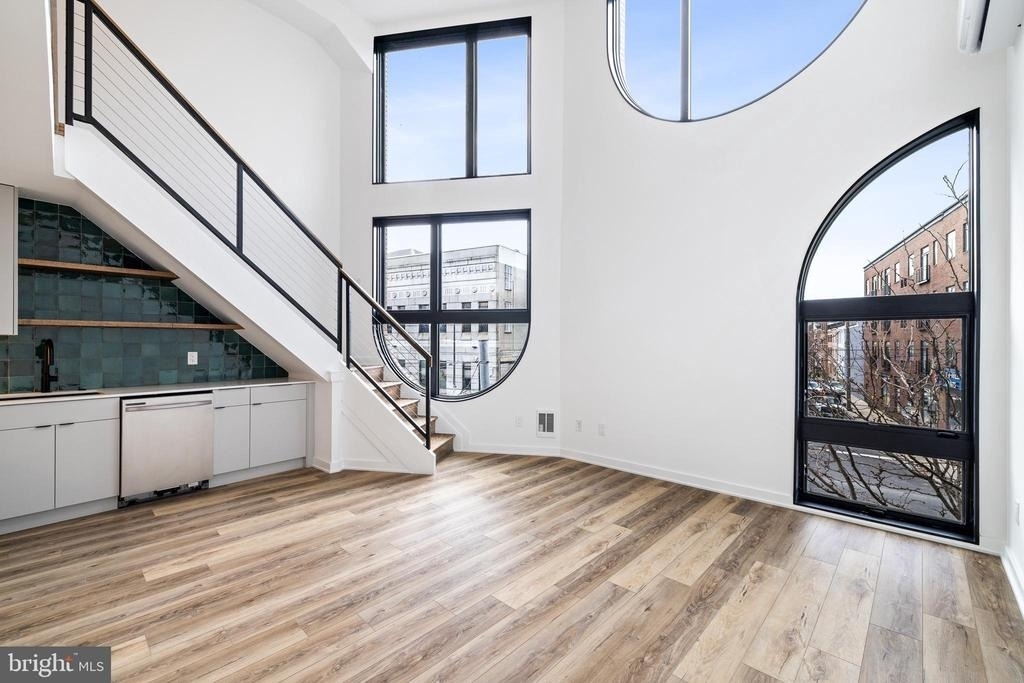 17 Girard Avenue W - Photo 1
