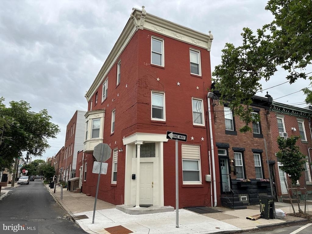 2621 E Thompson Street - Photo 0
