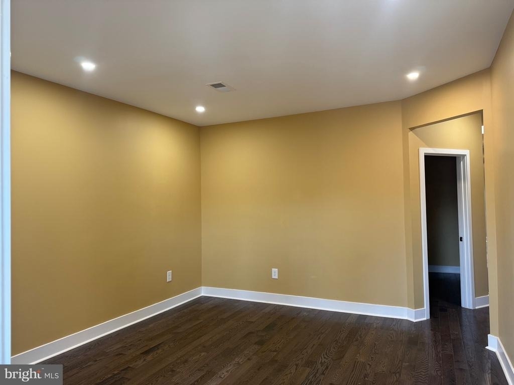 6048 Catharine Street - Photo 2