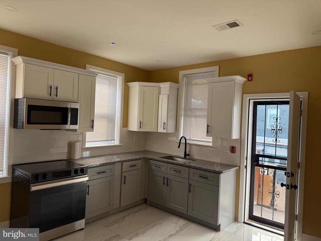 6048 Catharine Street - Photo 10