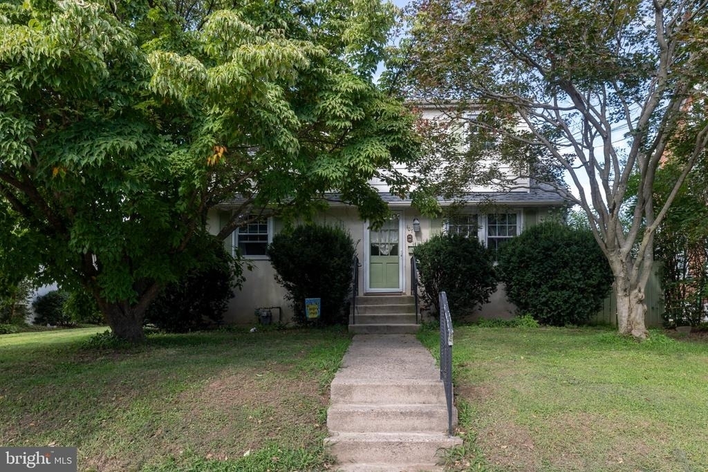 107 E Sixth Street - Photo 0
