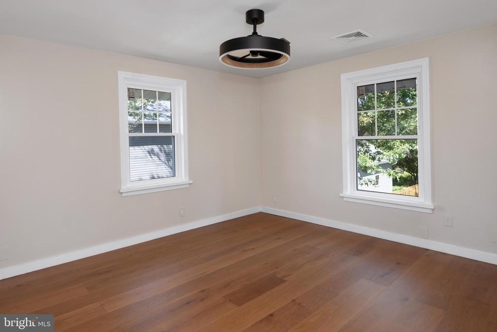 131 W Franklin Avenue - Photo 9