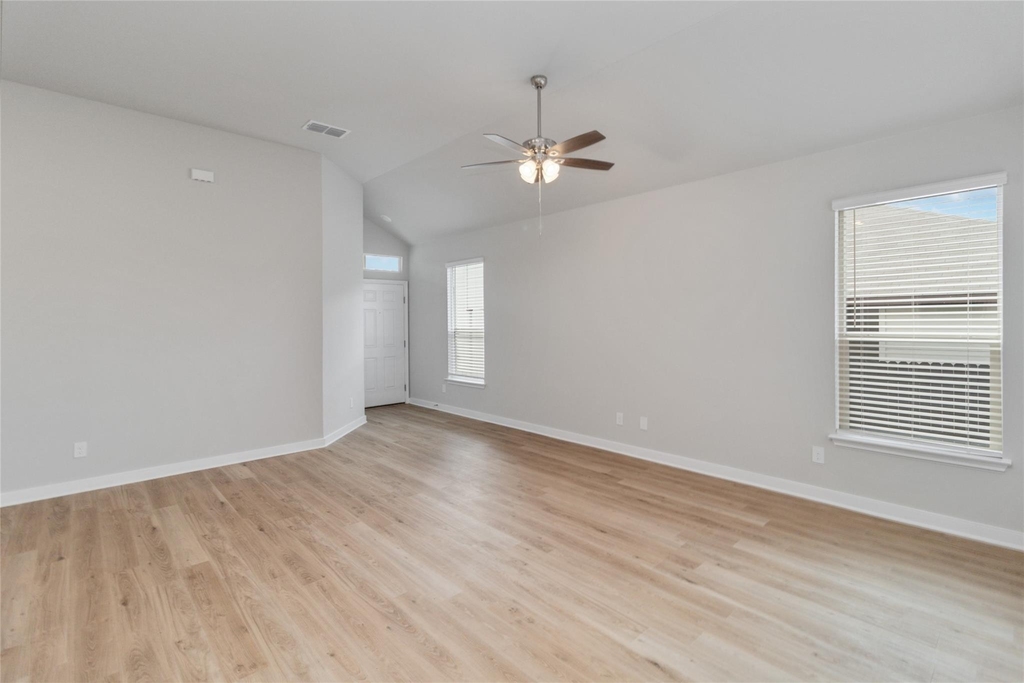 1020 Staglin St - Photo 3