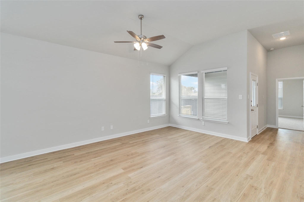 1020 Staglin St - Photo 4