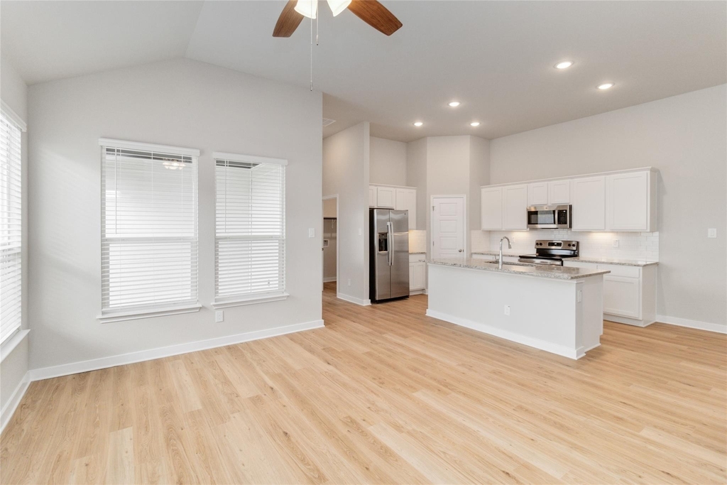 1020 Staglin St - Photo 5