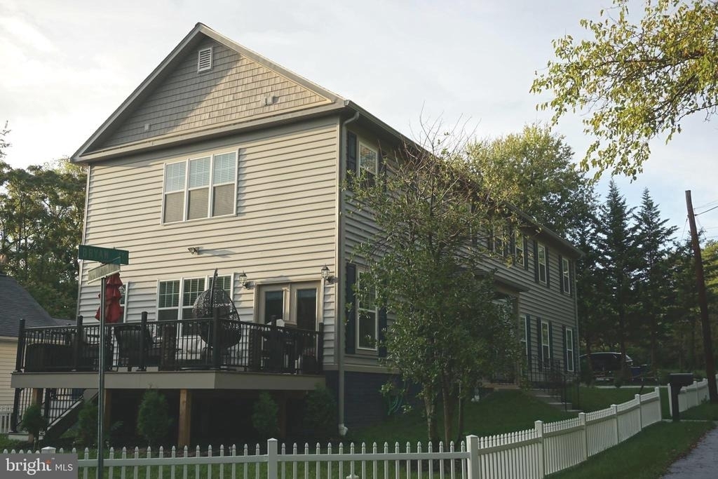 208 Bryan Avenue - Photo 2