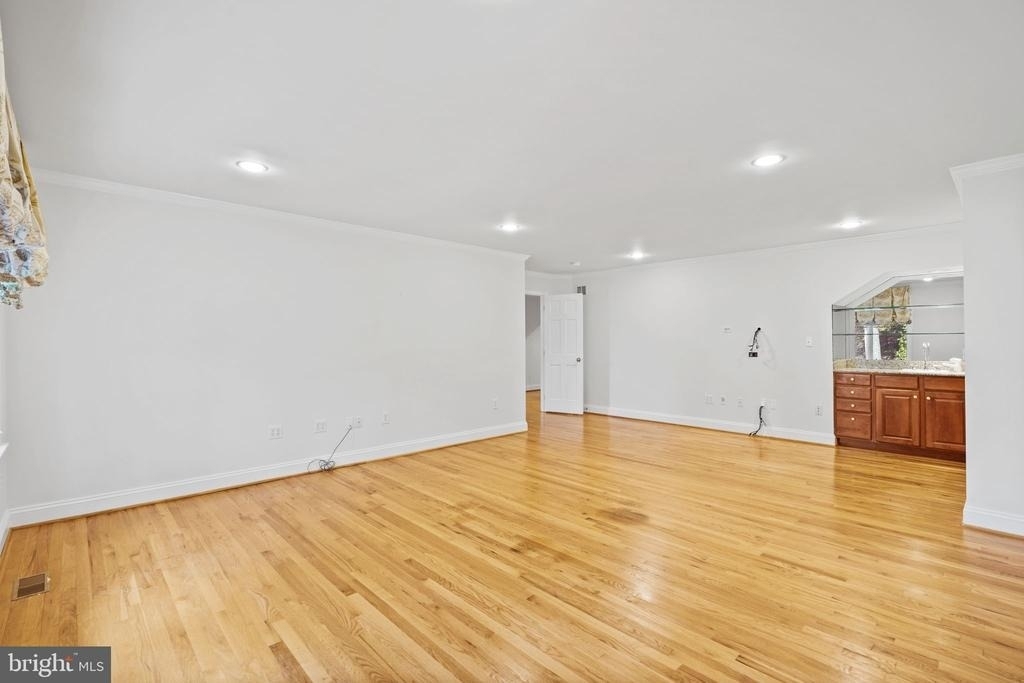 10810 Burbank - Photo 7