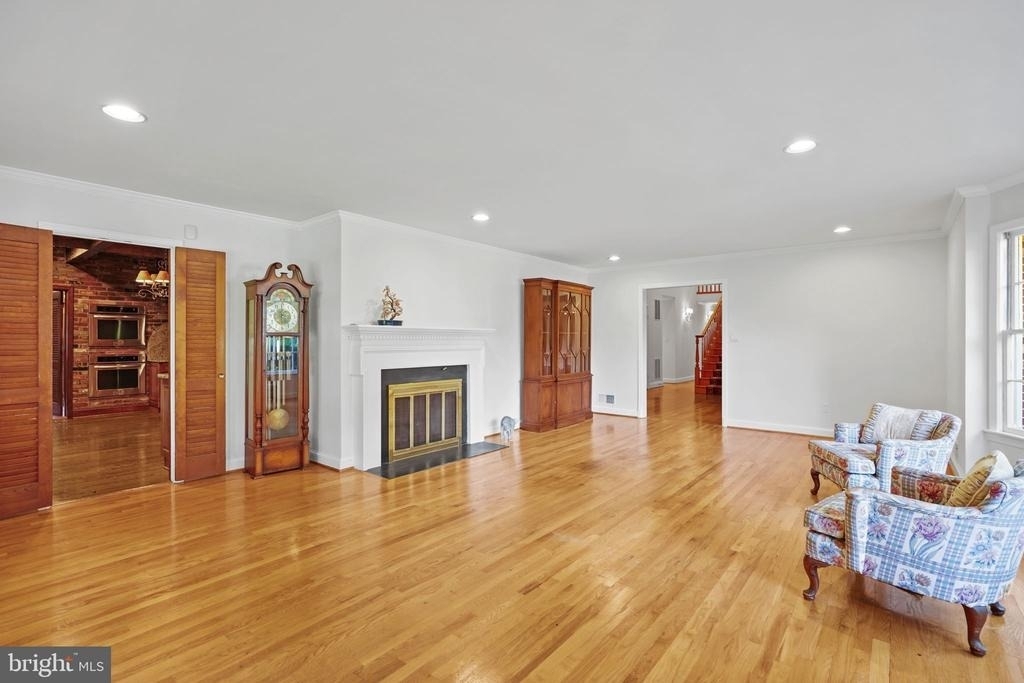 10810 Burbank - Photo 10
