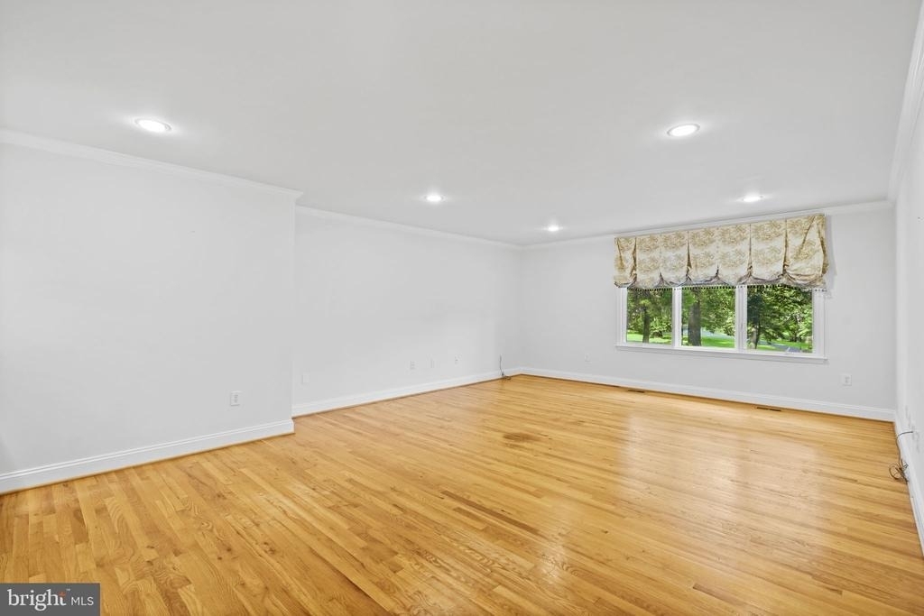 10810 Burbank - Photo 6