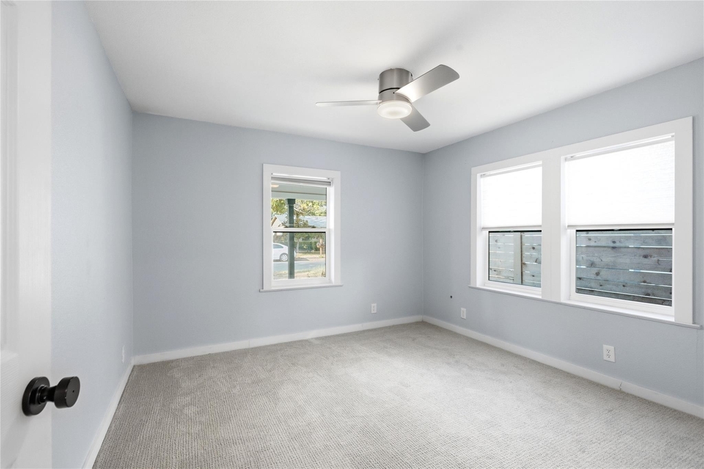 905 E 53rd St - Photo 22