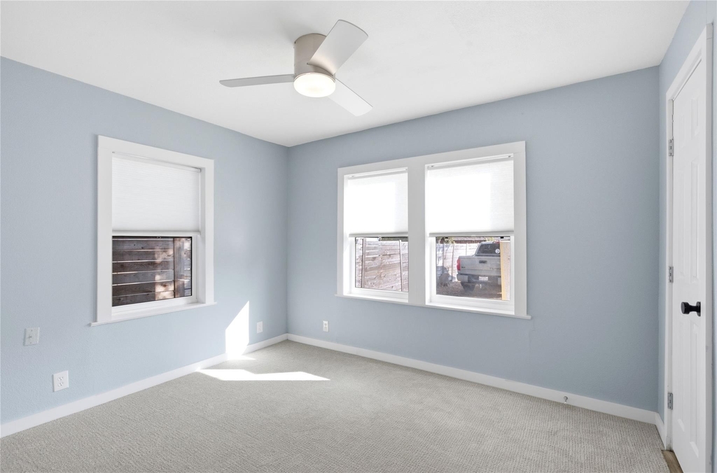 905 E 53rd St - Photo 24