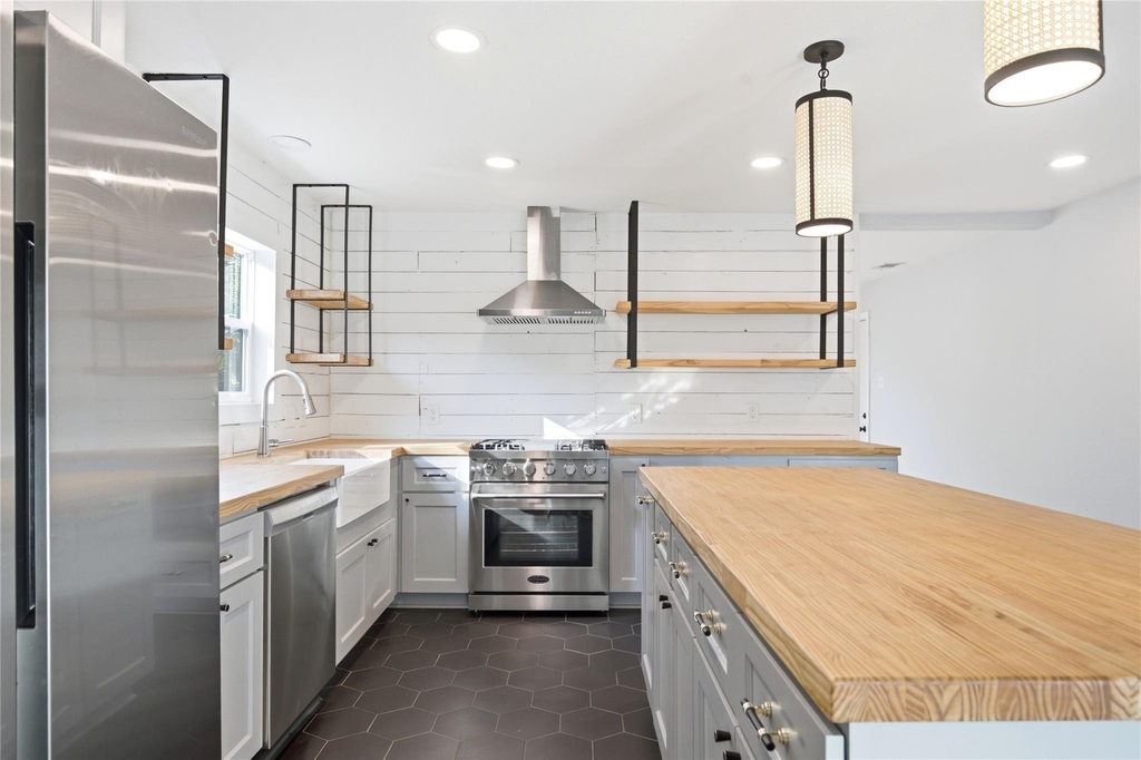 905 E 53rd St - Photo 12