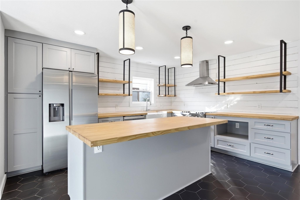 905 E 53rd St - Photo 8