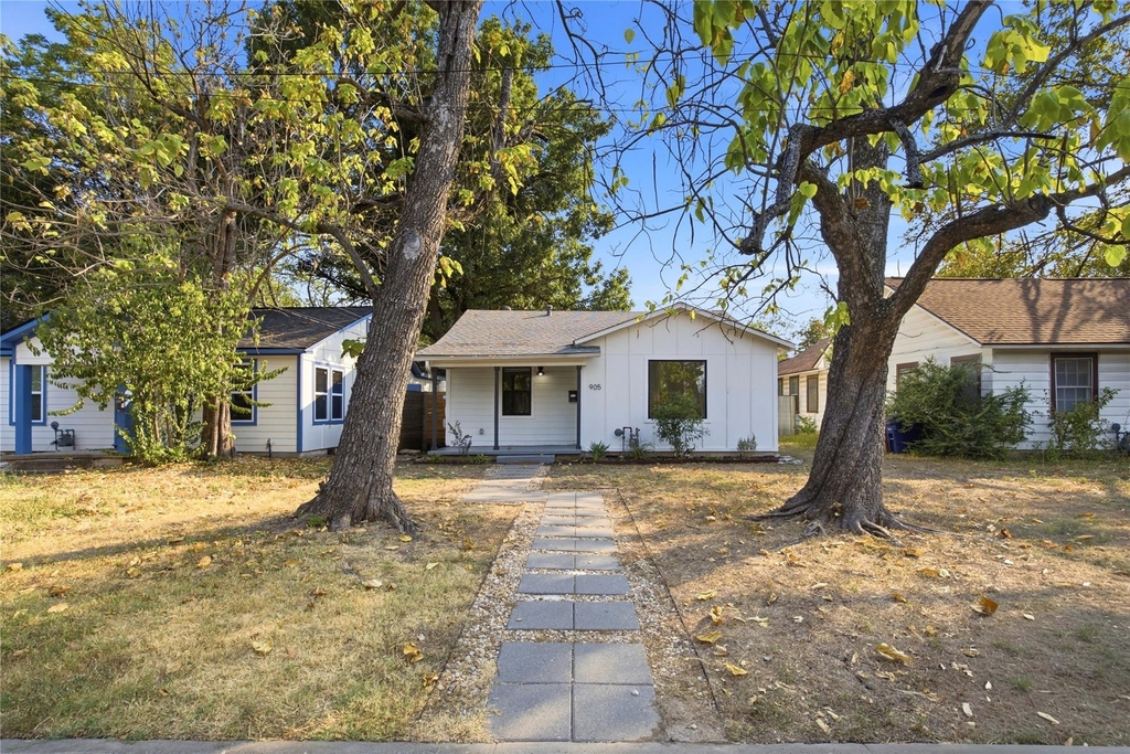 905 E 53rd St - Photo 1