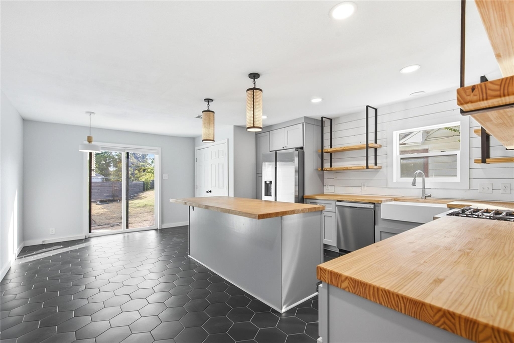 905 E 53rd St - Photo 11