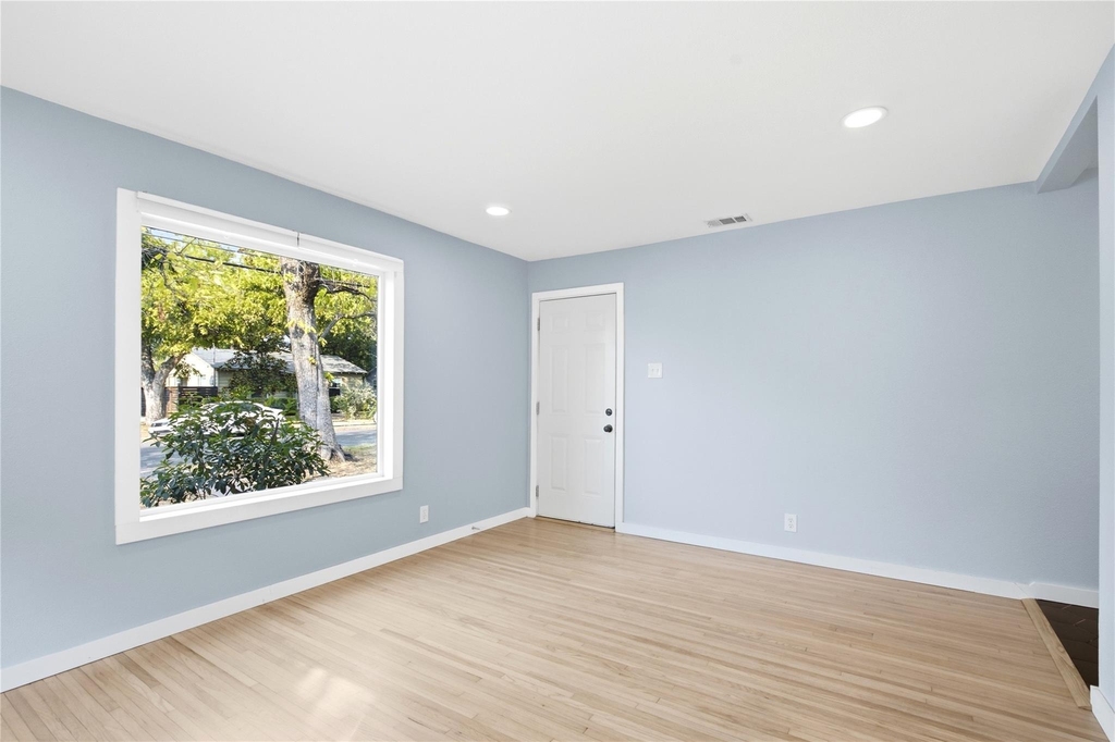 905 E 53rd St - Photo 6