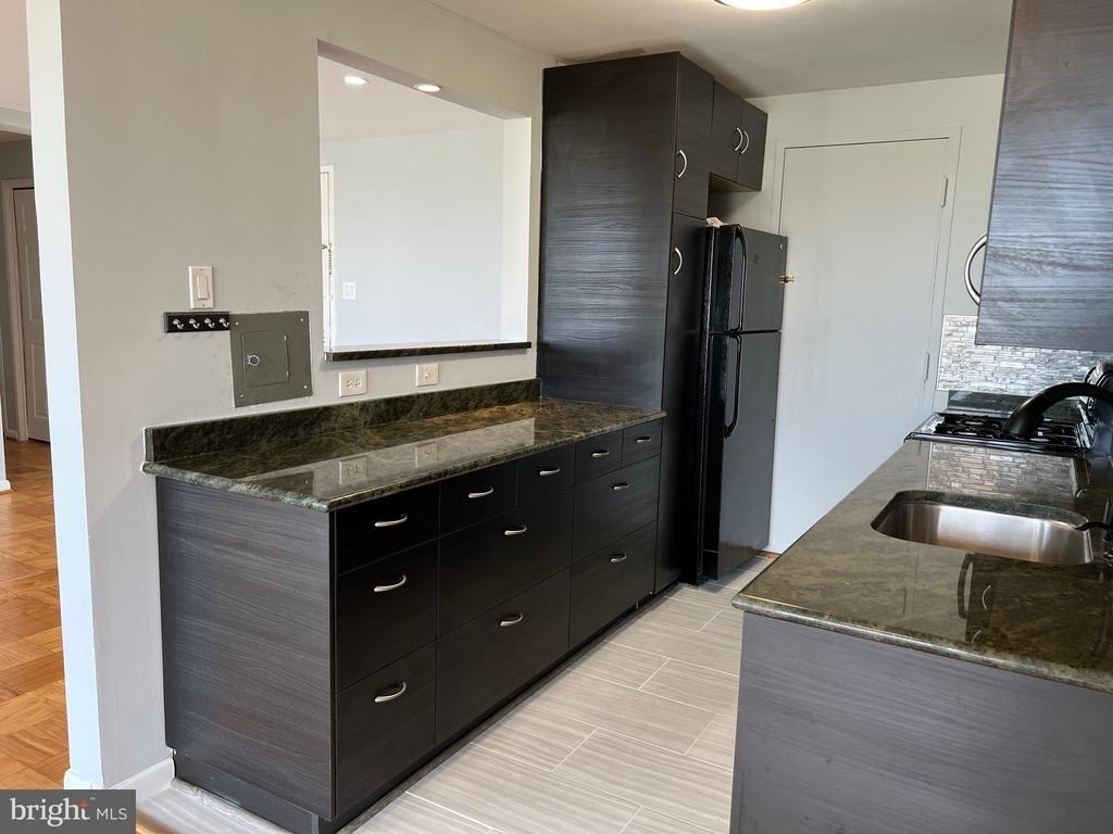 10201 Grosvenor Place - Photo 13