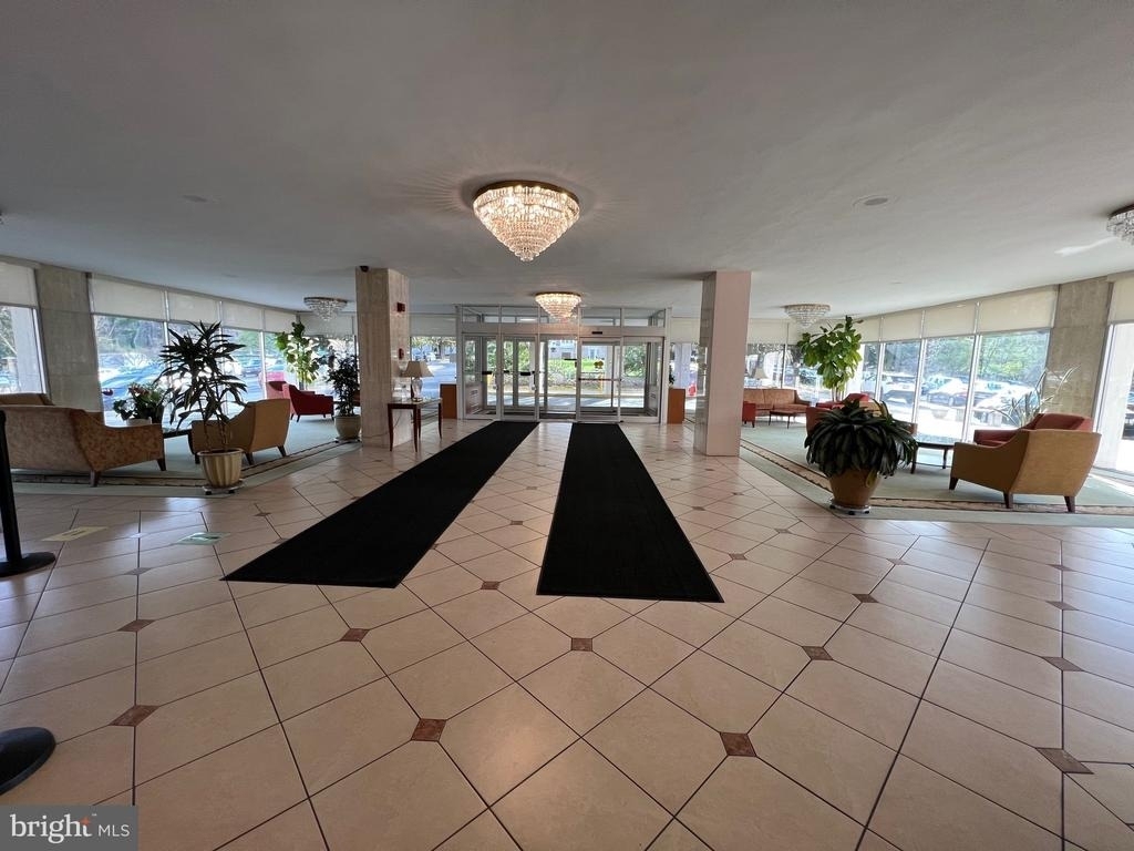 10201 Grosvenor Place - Photo 37