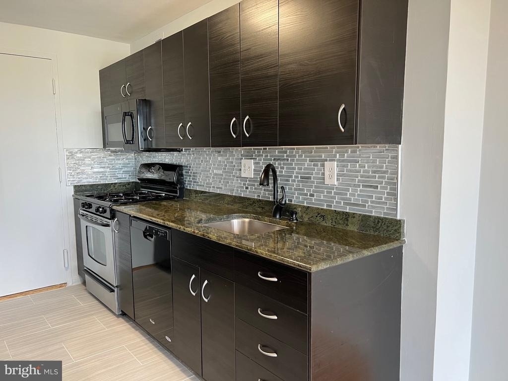 10201 Grosvenor Place - Photo 9