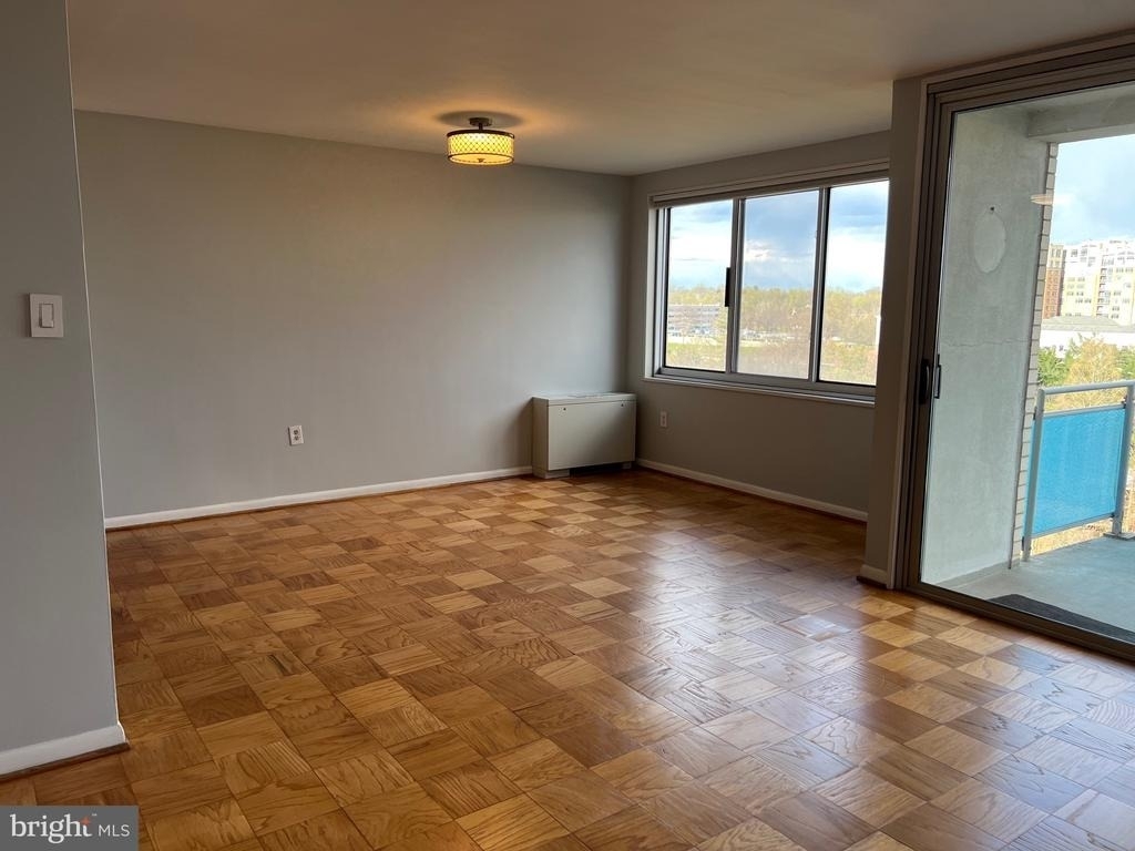 10201 Grosvenor Place - Photo 5