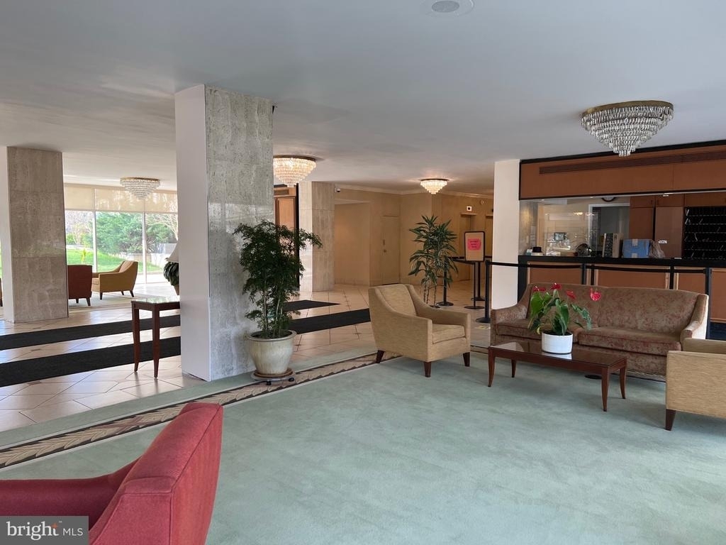 10201 Grosvenor Place - Photo 39