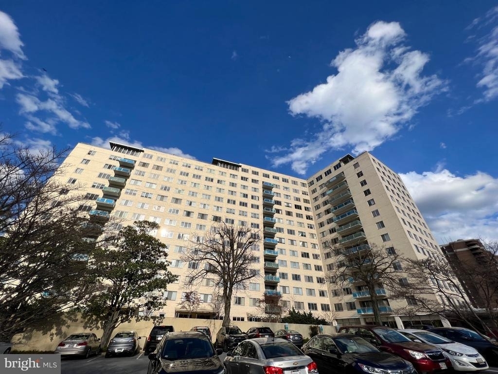 10201 Grosvenor Place - Photo 42