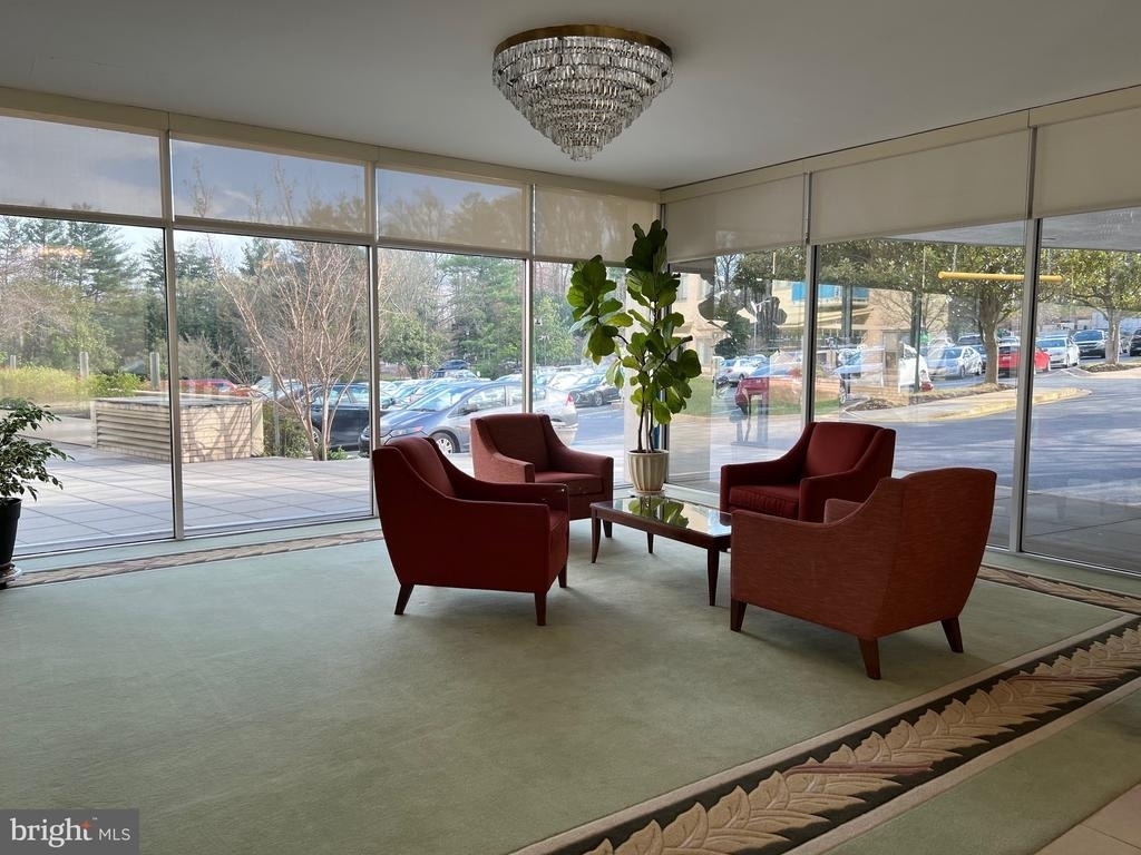 10201 Grosvenor Place - Photo 38