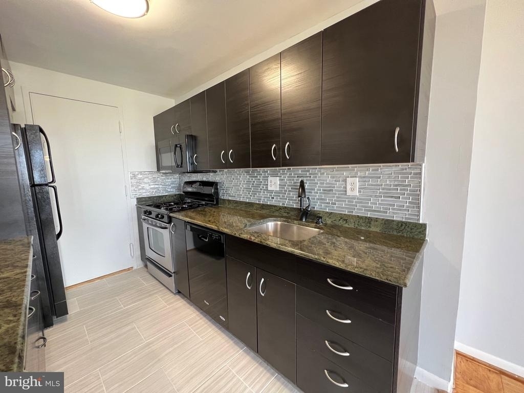 10201 Grosvenor Place - Photo 14