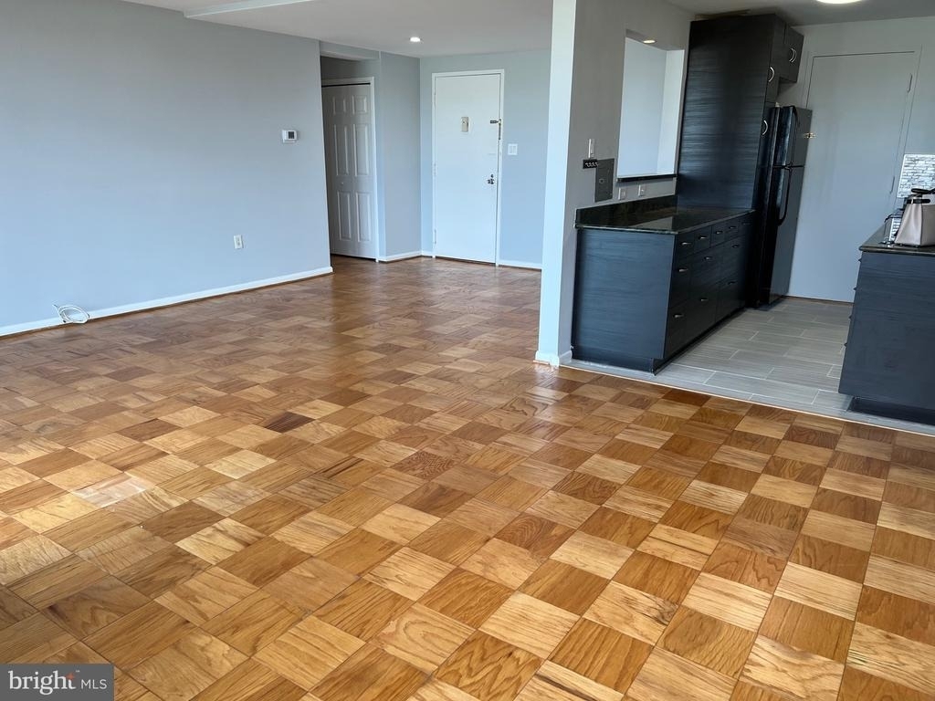 10201 Grosvenor Place - Photo 2