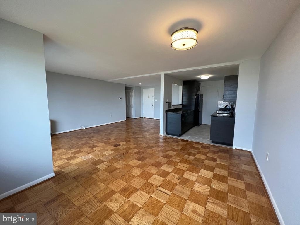 10201 Grosvenor Place - Photo 6