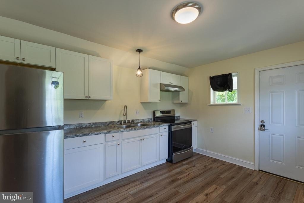 321 N Pine Street - Photo 1