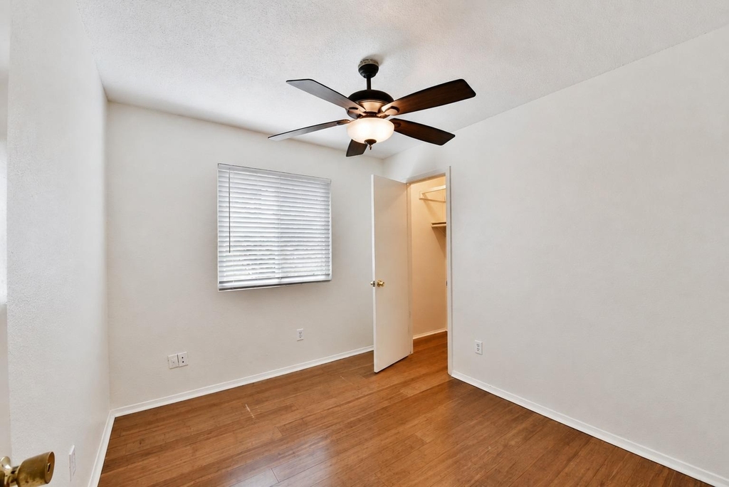 8411 Romney Rd - Photo 13