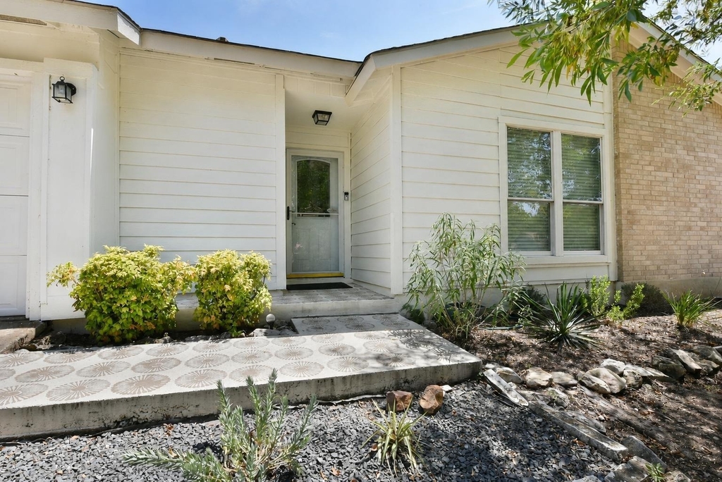 8411 Romney Rd - Photo 1