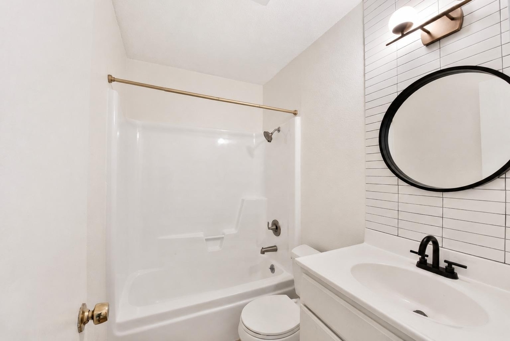 8411 Romney Rd - Photo 12