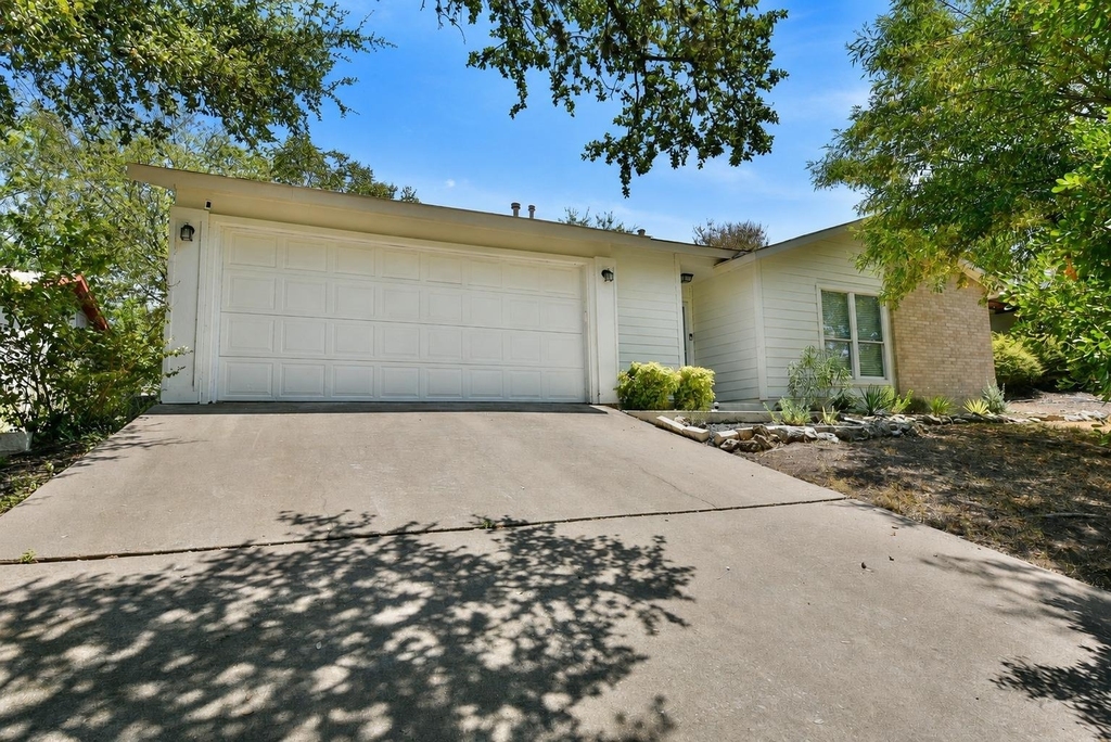 8411 Romney Rd - Photo 0