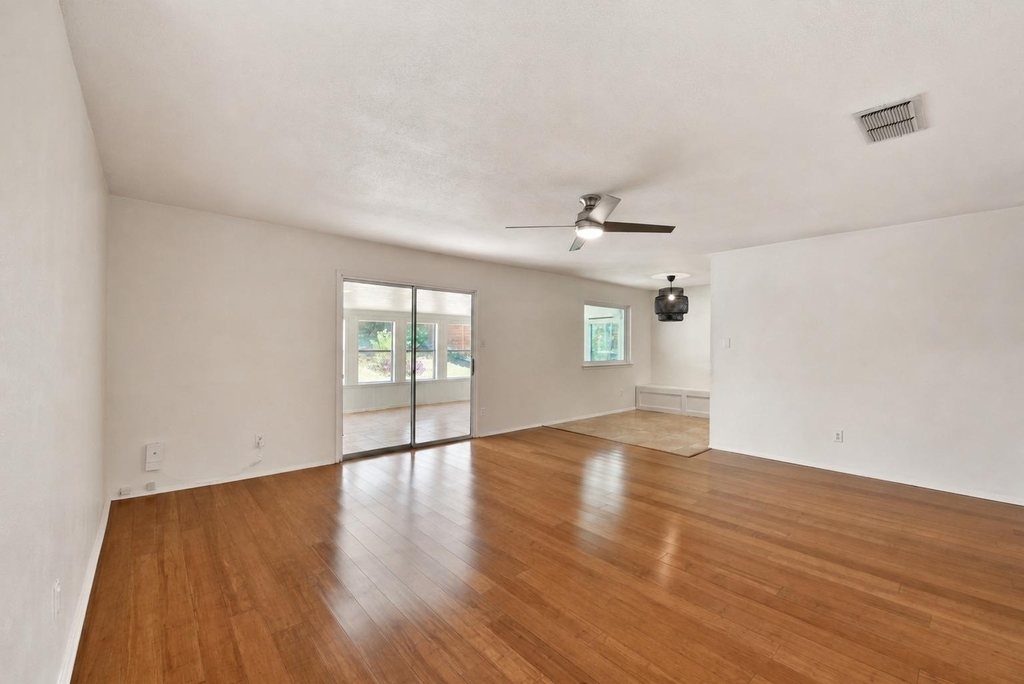 8411 Romney Rd - Photo 3
