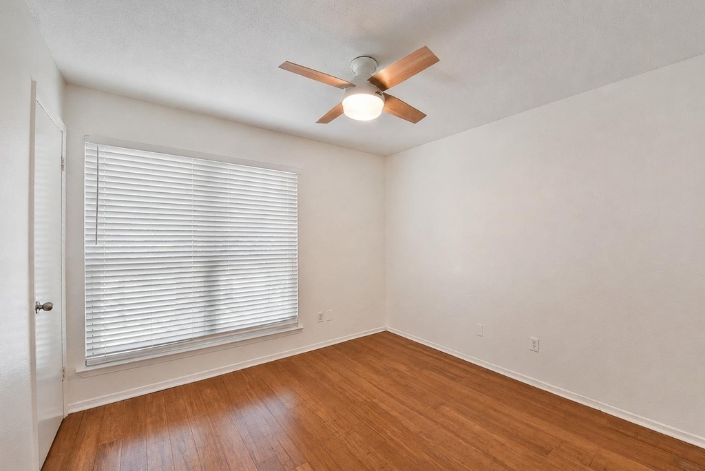 8411 Romney Rd - Photo 11
