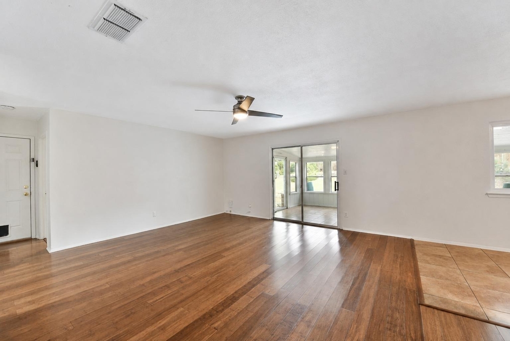 8411 Romney Rd - Photo 4