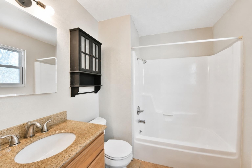 8411 Romney Rd - Photo 9